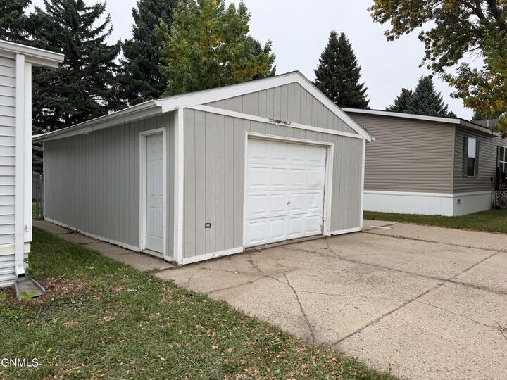 Property Photo:  4138 Arlington Drive  ND 58503 