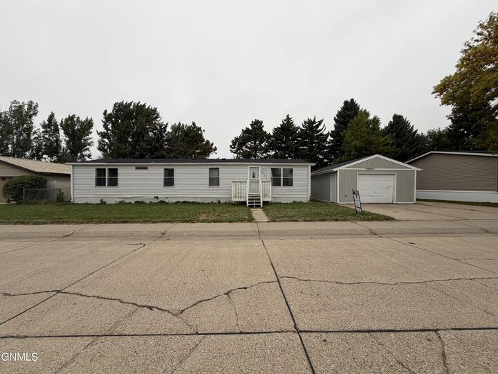 Property Photo:  4138 Arlington Drive  ND 58503 
