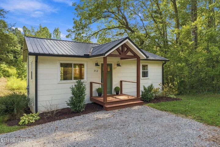 Property Photo: 712 E Millers Cove Rd TN 37886