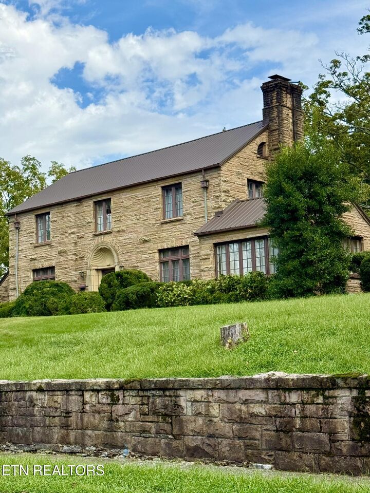 Property Photo:  412 Englewood Rd  KY 40965 