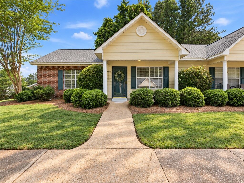 Property Photo: 500 Waverly Place 504 AL 36801