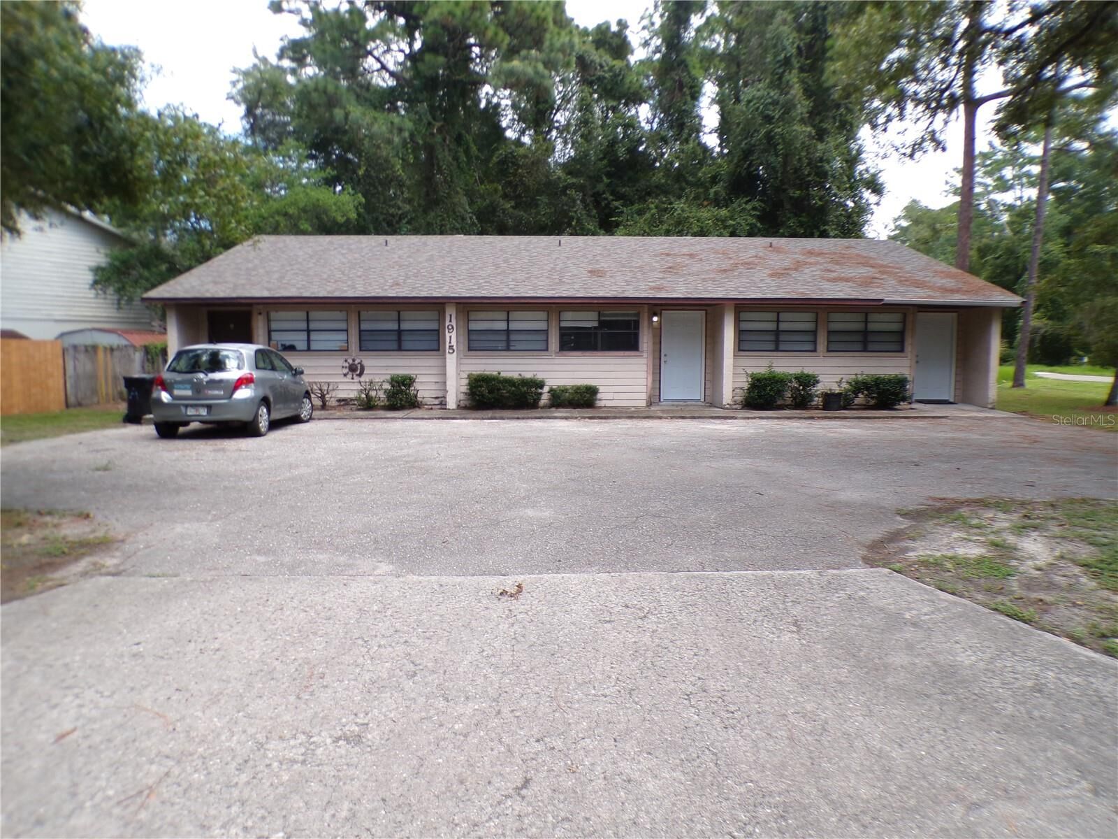 Property Photo: 1915 SW 70th Terrace FL 32607