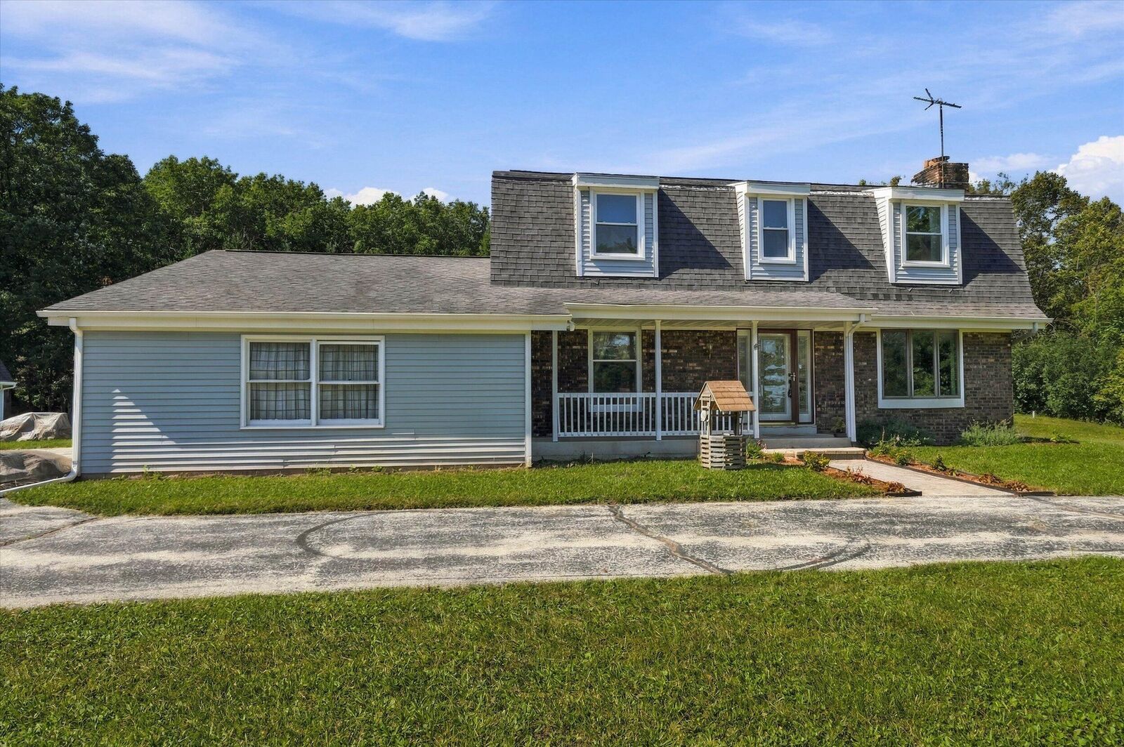 Property Photo: 1582 Edgewater Ct WI 53024