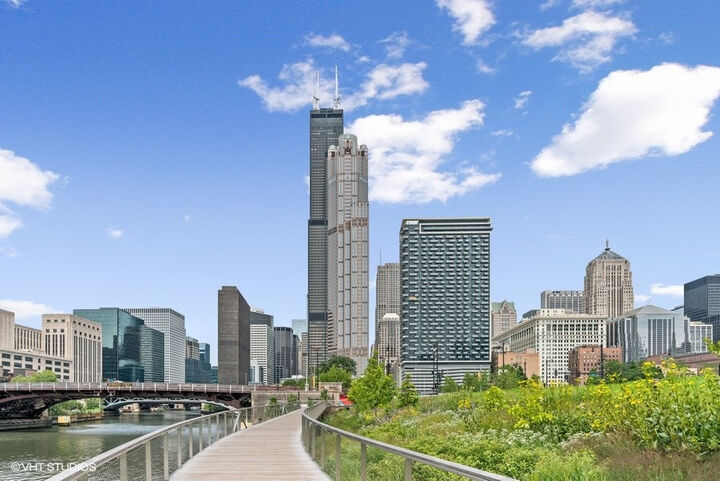 Property Photo: 235 W Van Buren Avenue 3913 IL 60607