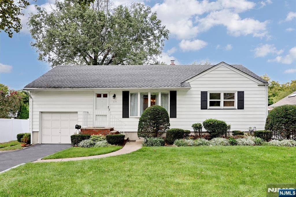 Property Photo:  429 Polly Ann Terrace  NJ 07652 