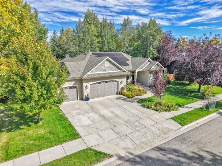 Property Photo:  