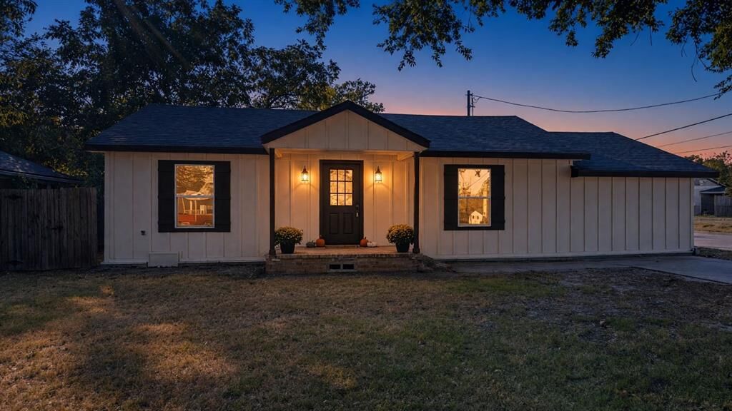 Property Photo: 1047 Davis Street N TX 75482