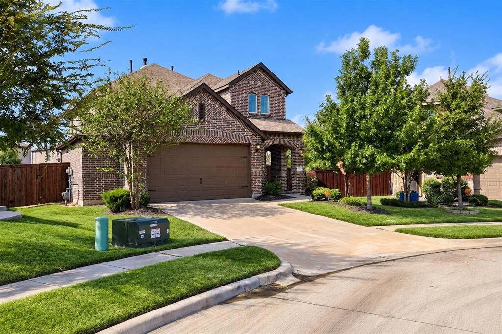 Property Photo: 1004 Friesian Lane TX 76227