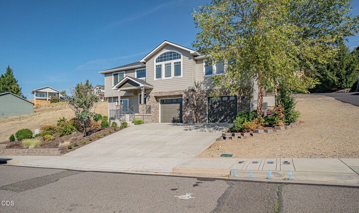 Property Photo: 2454 Herrington Way OR 97504