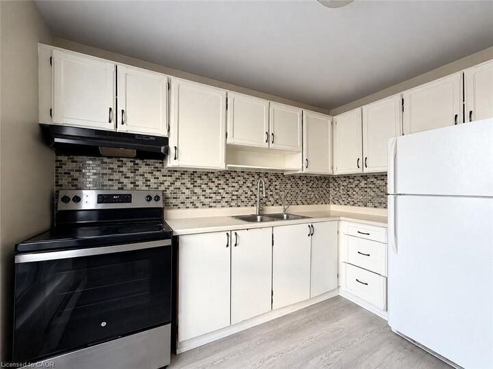 Property Photo: 66 Summercrest Drive 18 ON L8K 6G6