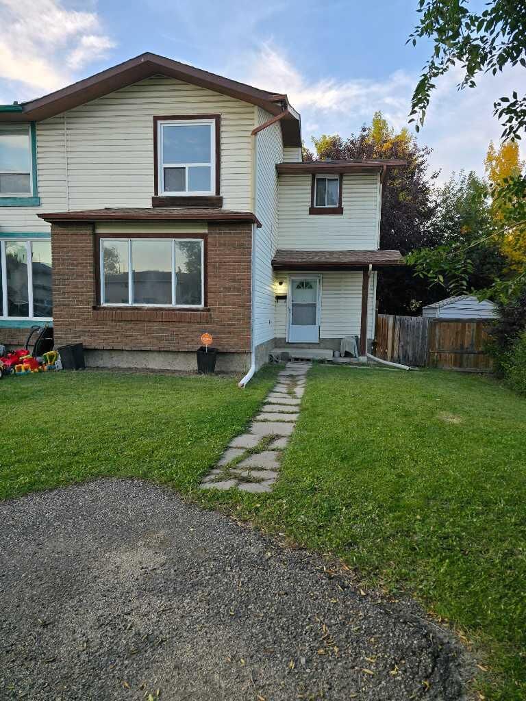 Property Photo:  215 Pineset Place NE  AB T1Y 3Y7 