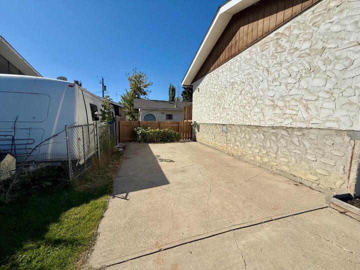 Property Photo: 921 Ellis Crescent SE AB T1V 1J1