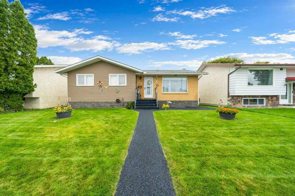 Property Photo:  29 Cairns Way SE  AB T1B 1M3 
