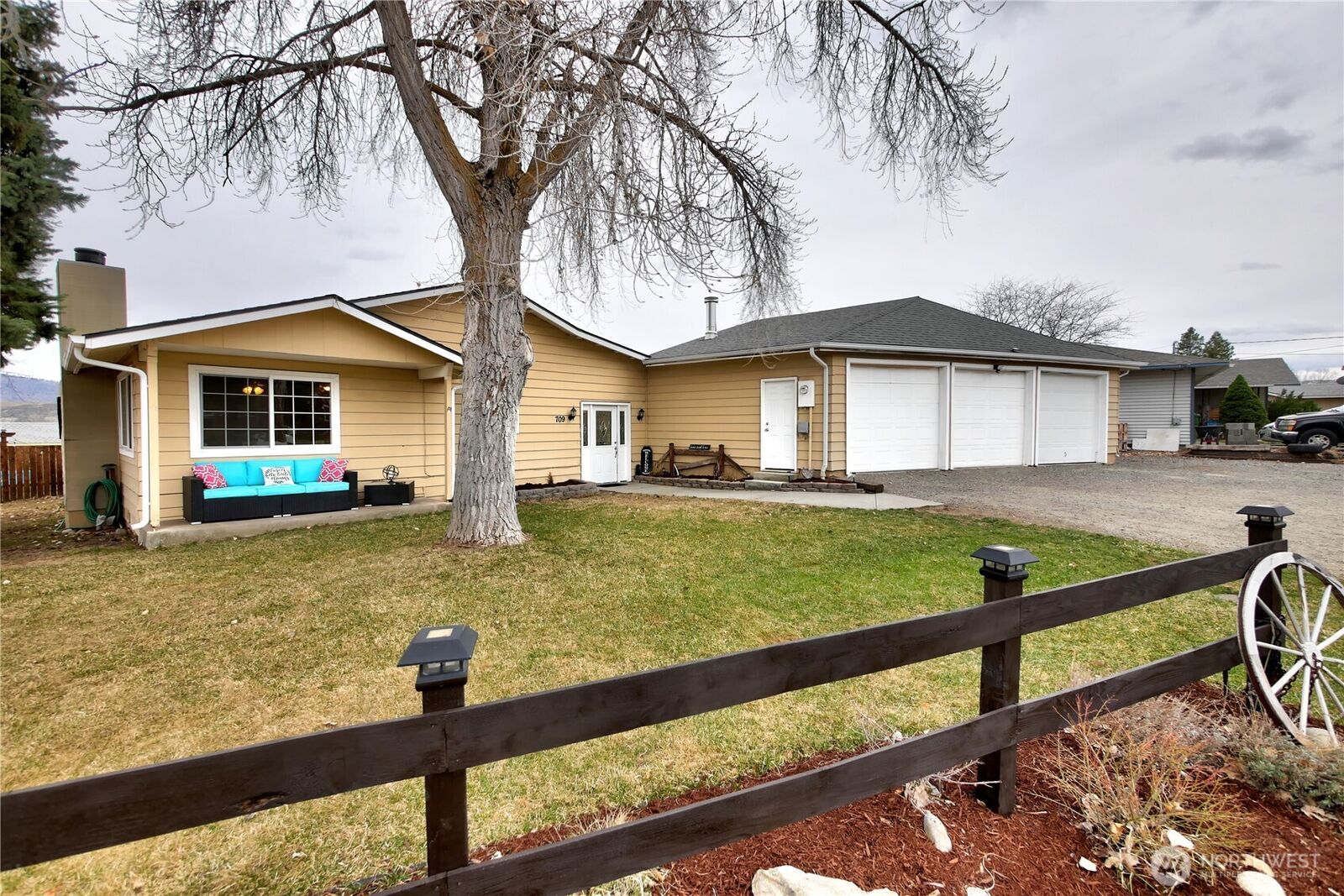 Property Photo: 709 Ridge Drive W WA 98841