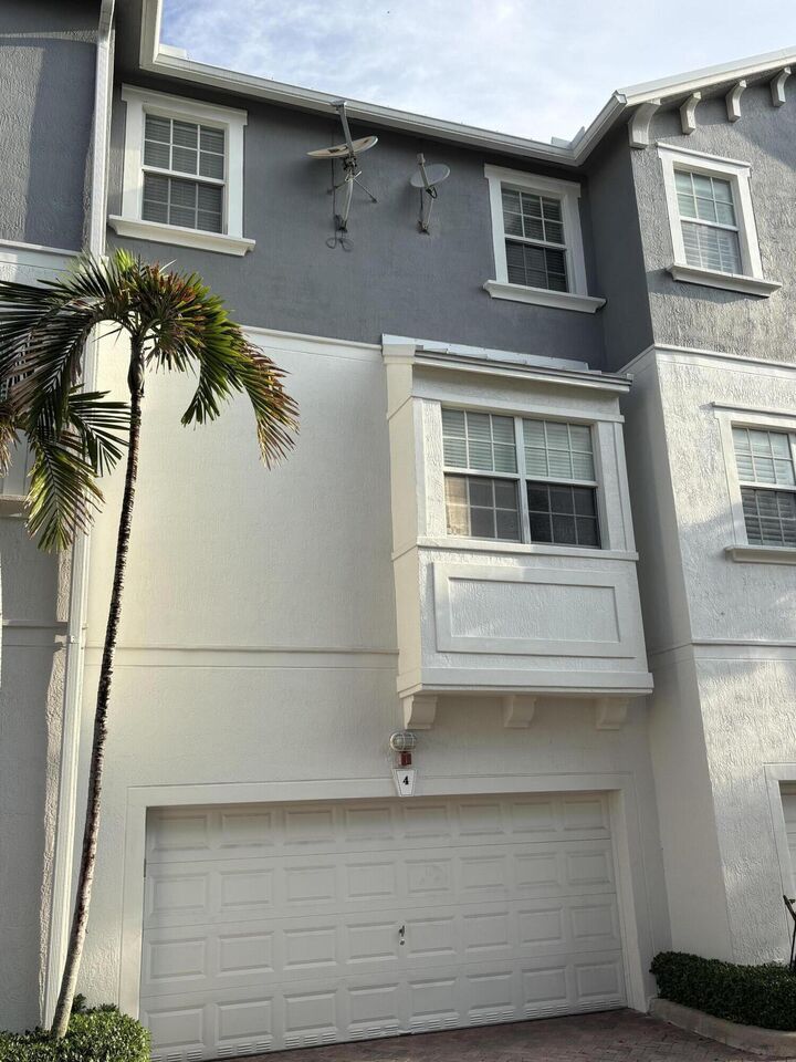 Property Photo:  290 NE 5th Avenue 4  FL 33483 