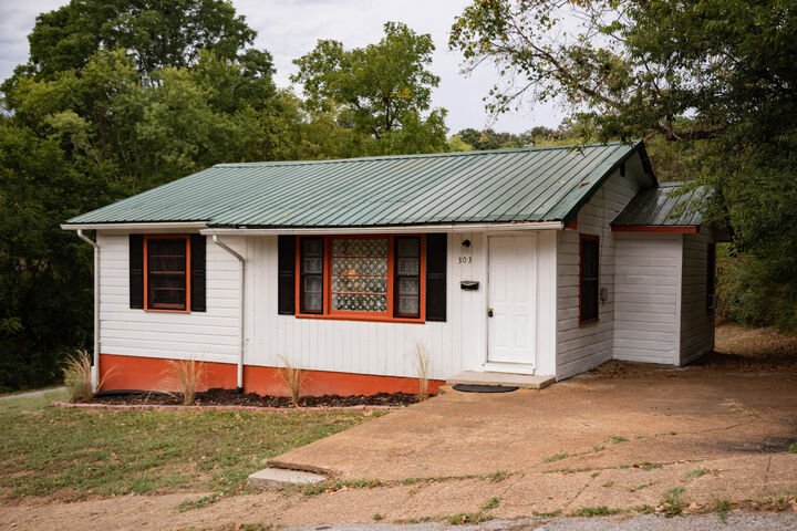 Property Photo:  303 N 5th Street  MO 65791 