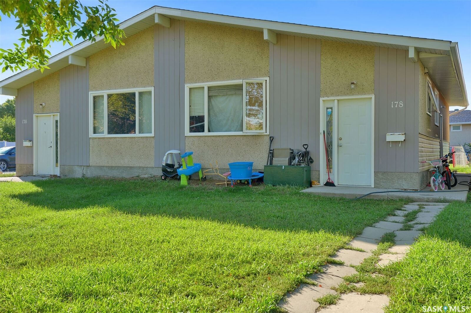 Property Photo: 176-178 Rothwell Crescent SK S4N 1R8