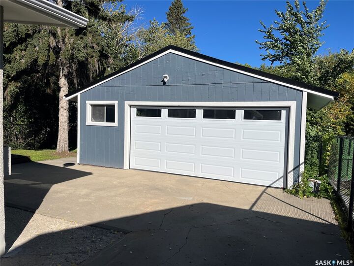 Property Photo:  1928 Dewdney Avenue E East  SK S4N 4C8 