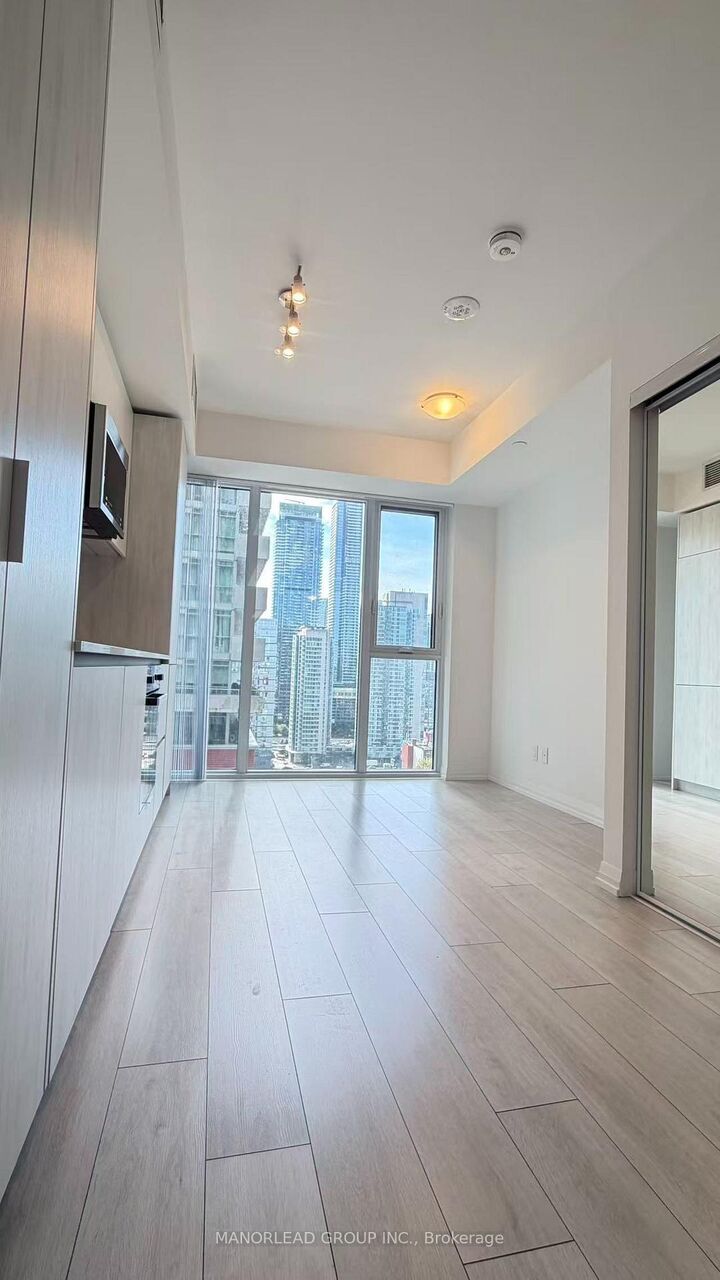 Property Photo:  400 King Street W 1916  ON M5V 0X8 
