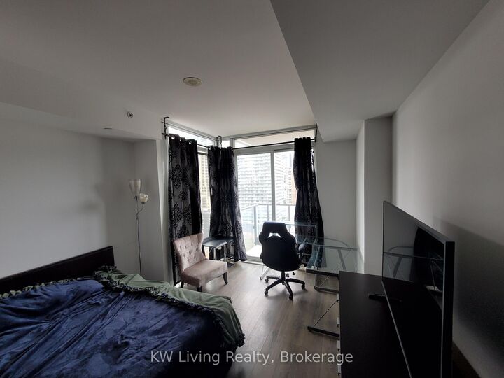 Property Photo:  75 St Nicholas Street 1701  ON M4Y 0A5 