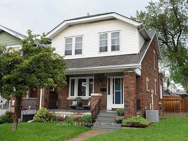 Property Photo:  811 Coxwell Avenue  ON M4C 3E5 