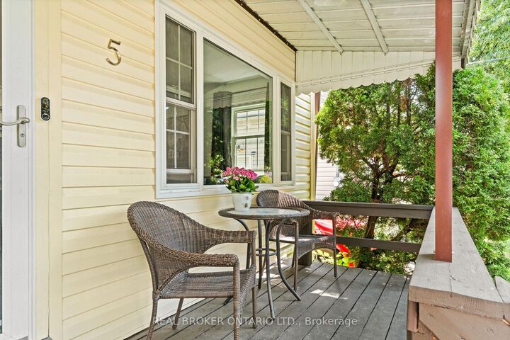 Property Photo:  5 Acorn Avenue  ON M9B 3P7 
