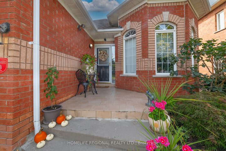Property Photo:  40 Arnold Crescent  ON L1M 1H9 