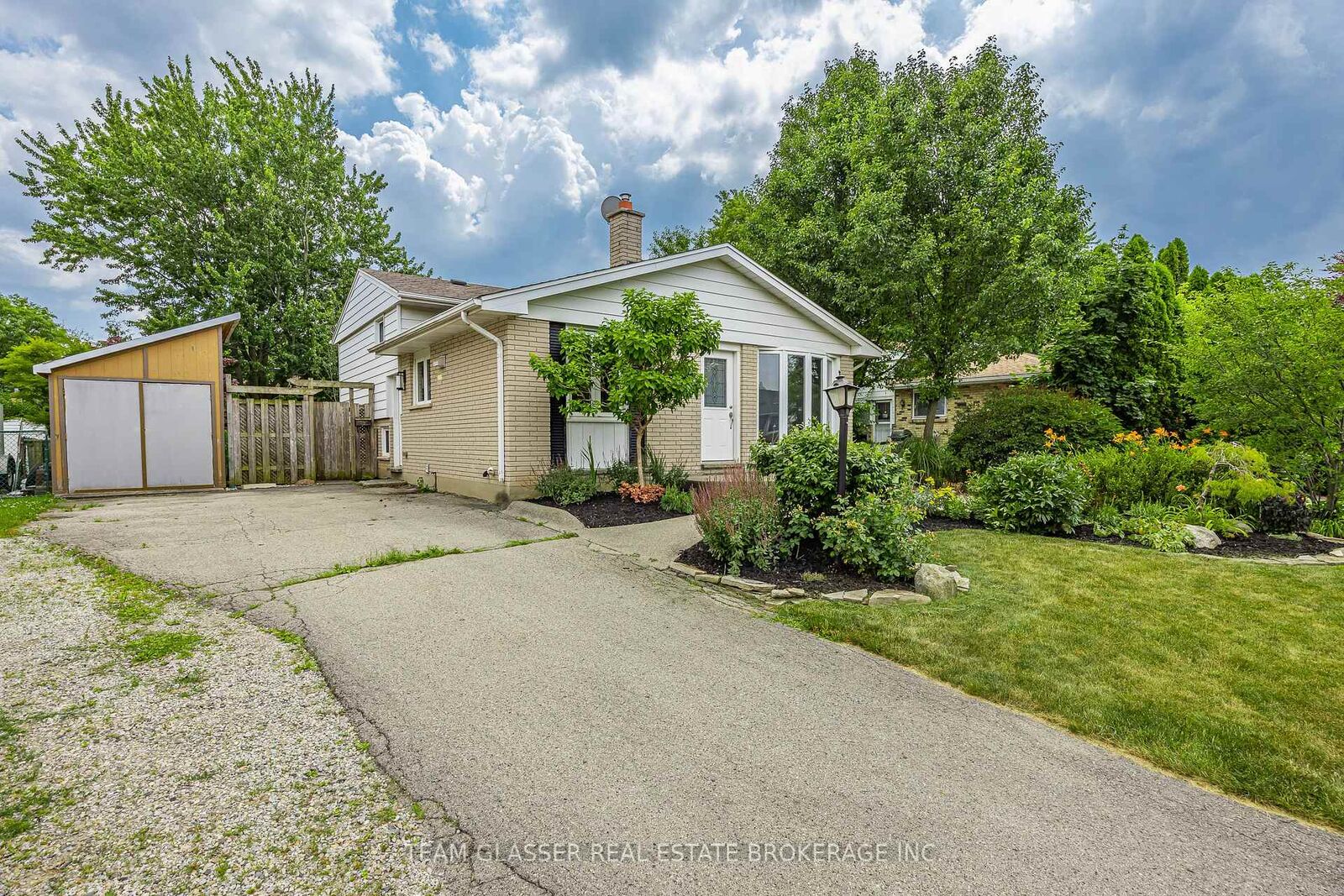 Property Photo:  6 Heath Place  ON N5Z 4G6 