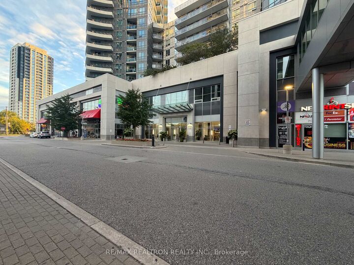 Property Photo: 7171 Yonge Street 1703 ON L3T 0C5