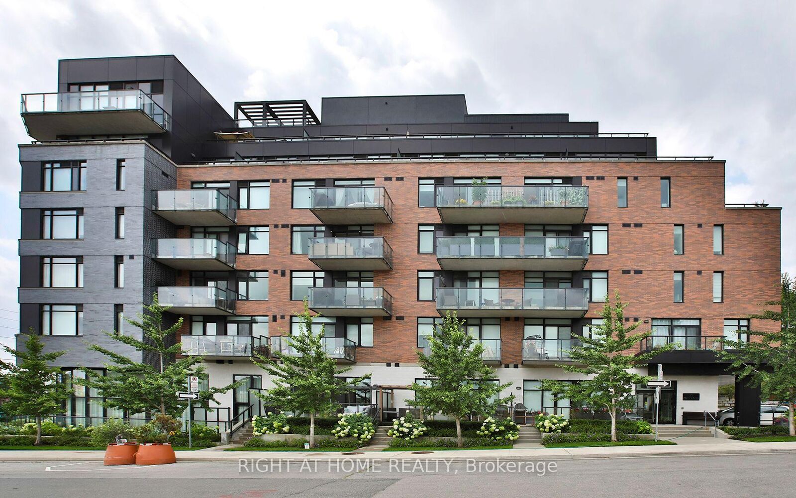 Property Photo:  25 Malcolm Road 308  ON M4G 1X7 