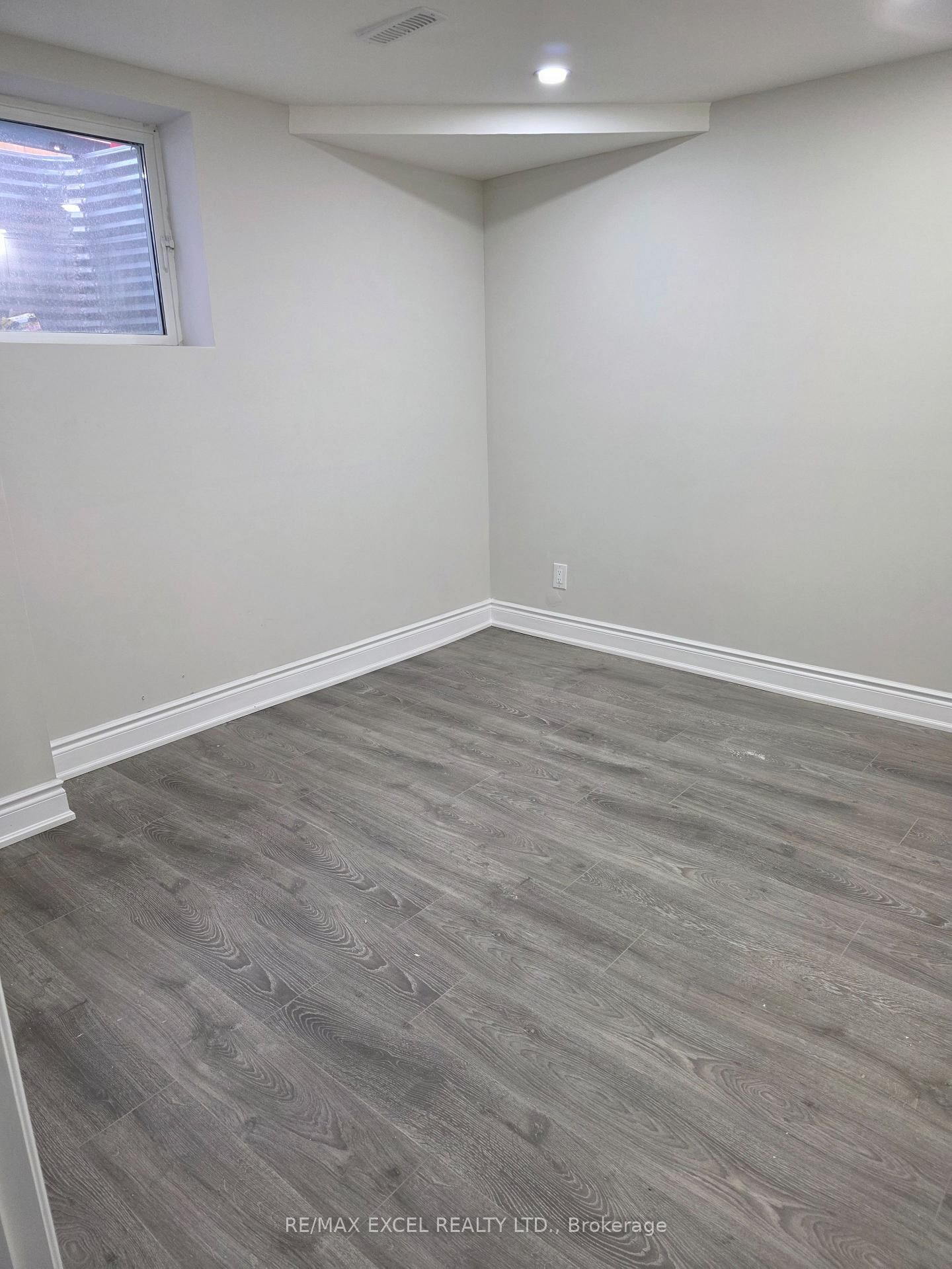 Property Photo:  420 Winfield Terrace Lower Floor  ON L5R 1P2 