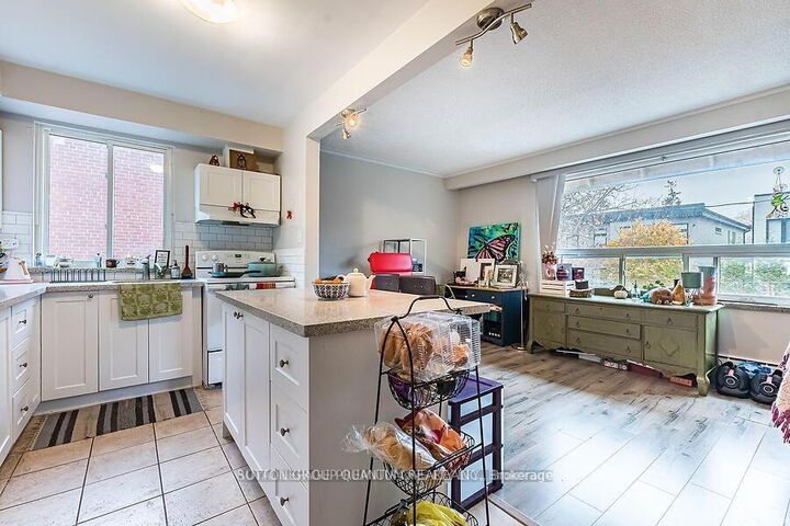 Property Photo:  314 Lakeshore Road E Upper Apt #2  ON L5G 1H4 