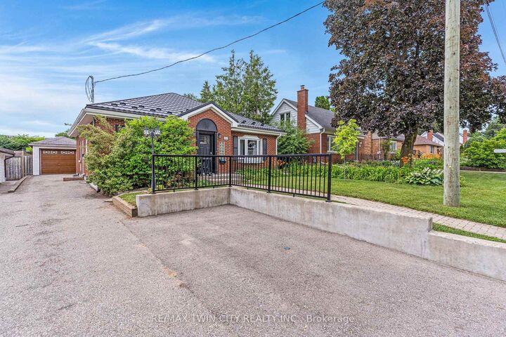 Property Photo:  805 Rockway Drive  ON N2G 3B6 