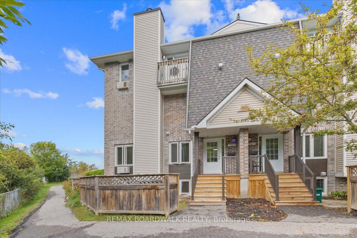 Property Photo: 7 Timberview Way 6 ON K2H 9M5