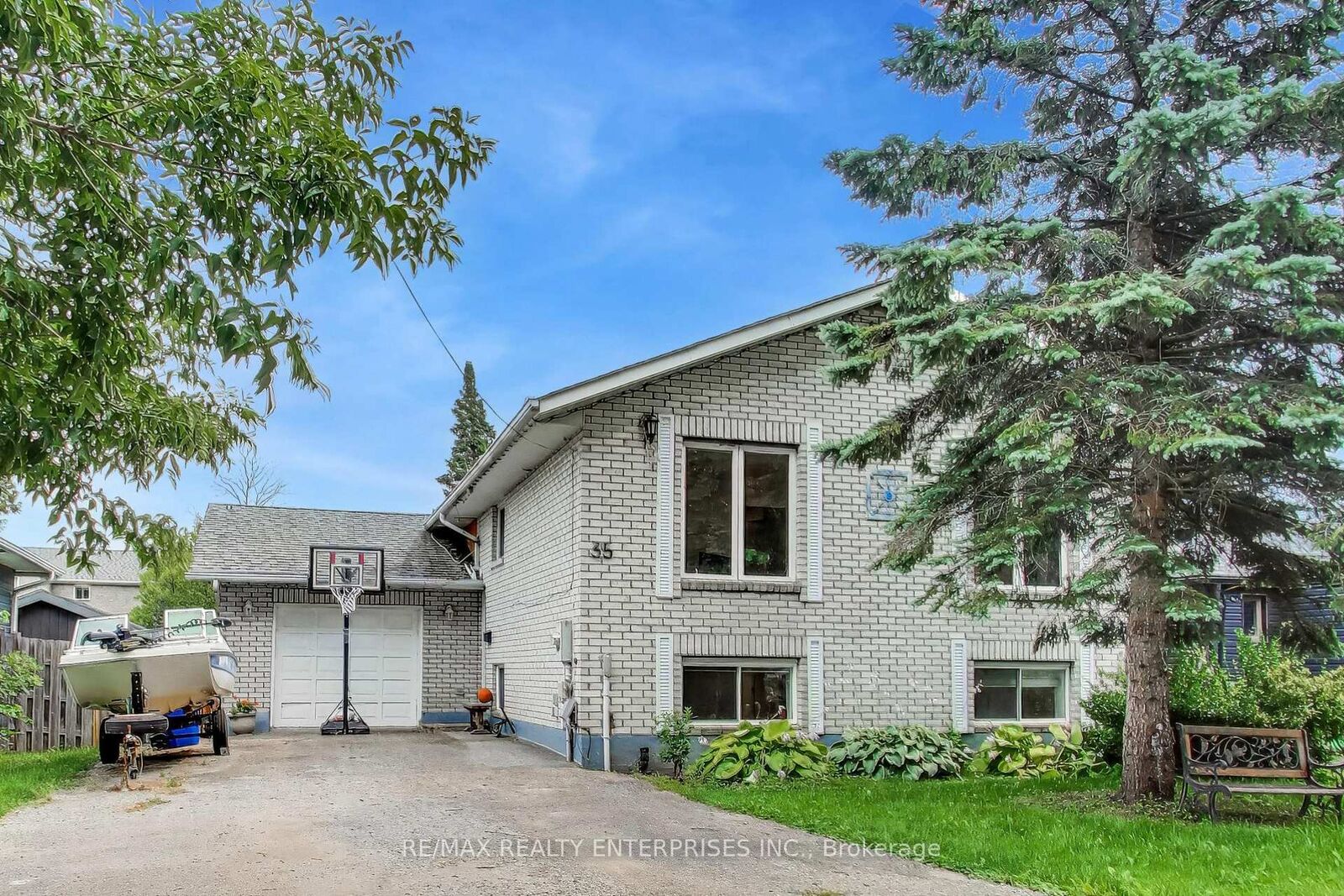 Property Photo:  35 Shirlea Boulevard  ON L4P 1L1 