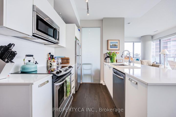 Property Photo:  1815 Yonge Street 1906  ON M4T 2A4 