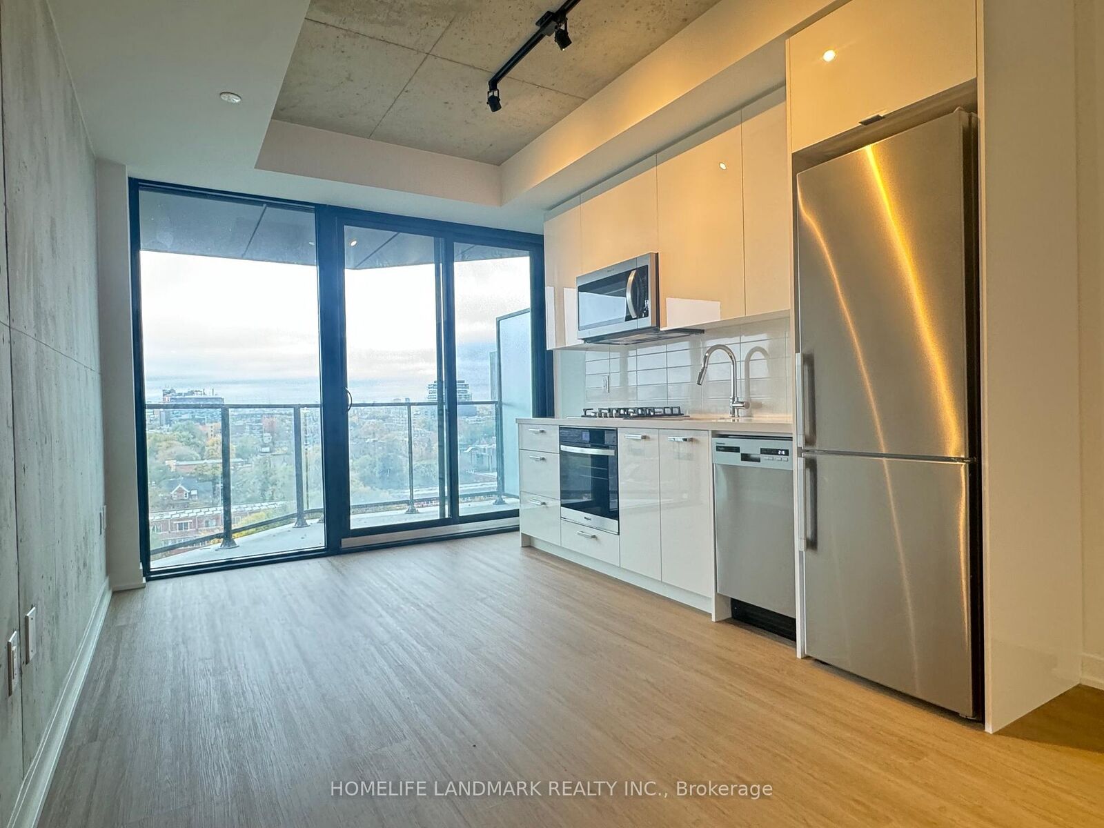Property Photo:  195 McCaul Street 1015  ON M5T 0E5 