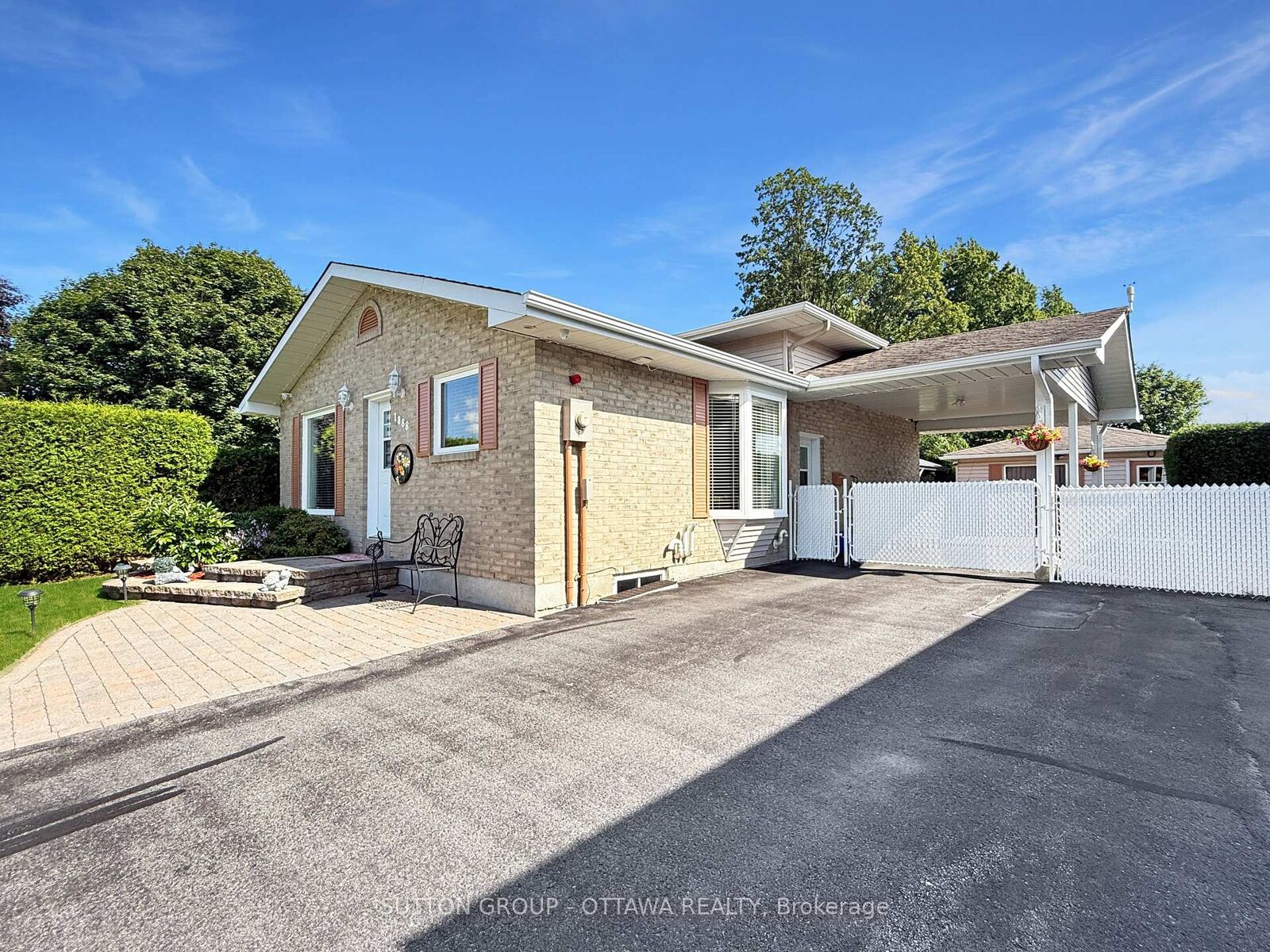 Property Photo:  1888 Belvedere Crescent  ON K6H 7C7 