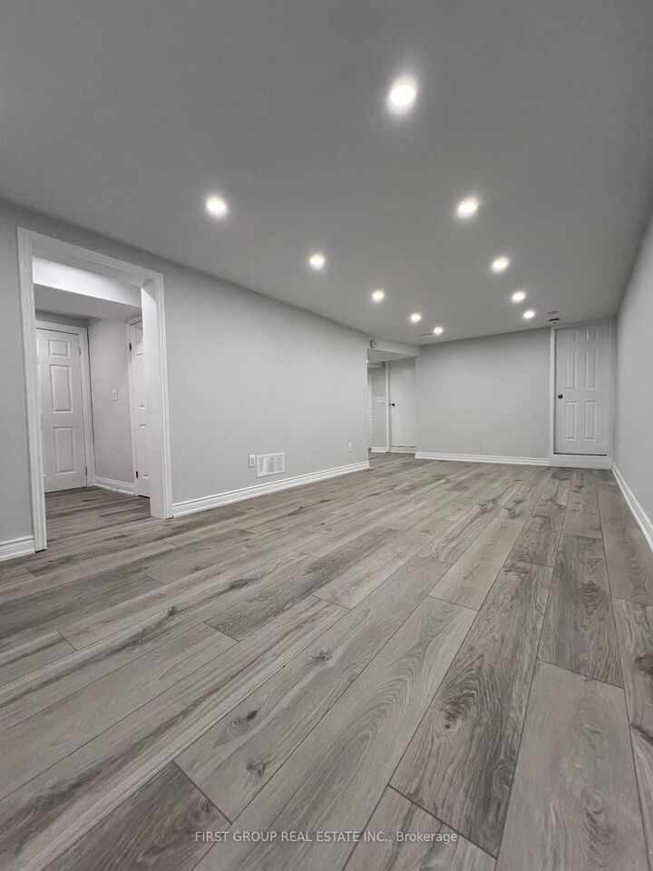 Property Photo:  126 Thicketwood Boulevard  ON L4A 4S6 