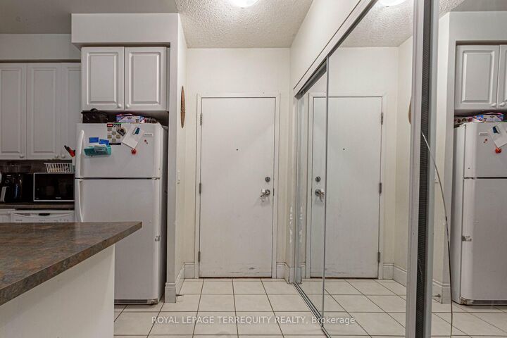 Property Photo:  3888 Duke Of York Boulevard 226  ON L5B 4P5 