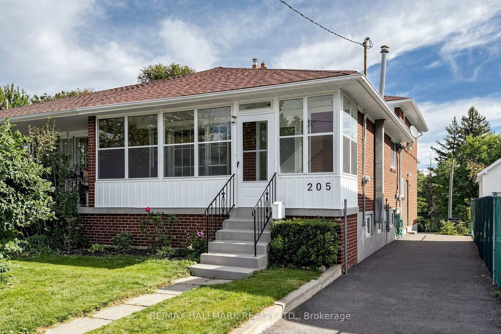 Property Photo:  205 Vauxhall Drive  ON M1P 1R6 