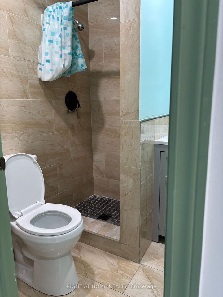 Property Photo:  389 Spadina Avenue Unit 1  ON M5T 2G6 