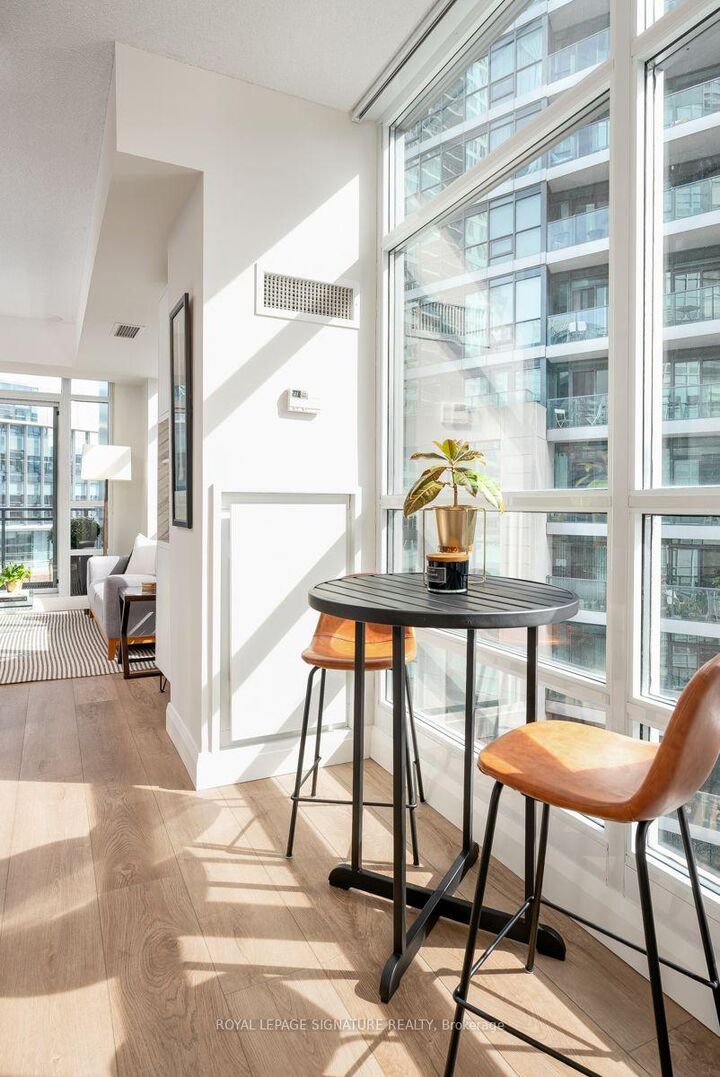 Property Photo:  15 Bruyeres Mews 804  ON M5V 0A7 
