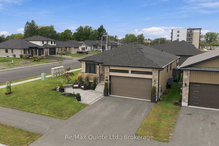 Property Photo:  61 Hastings Park Drive  ON K8P 0H7 