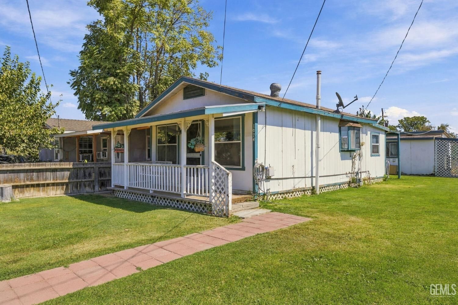 Property Photo:  1074 Park Lane  CA 93263 