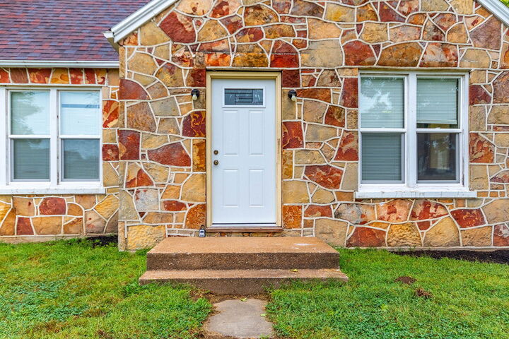 Property Photo:  1127 E Main St  MO 65051 