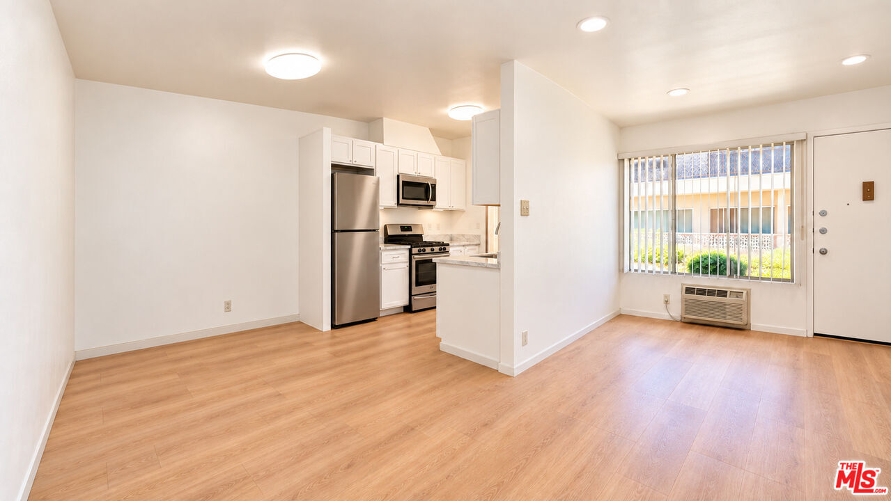 Property Photo:  633 N Hayworth Ave, Unit 3  CA 90048 