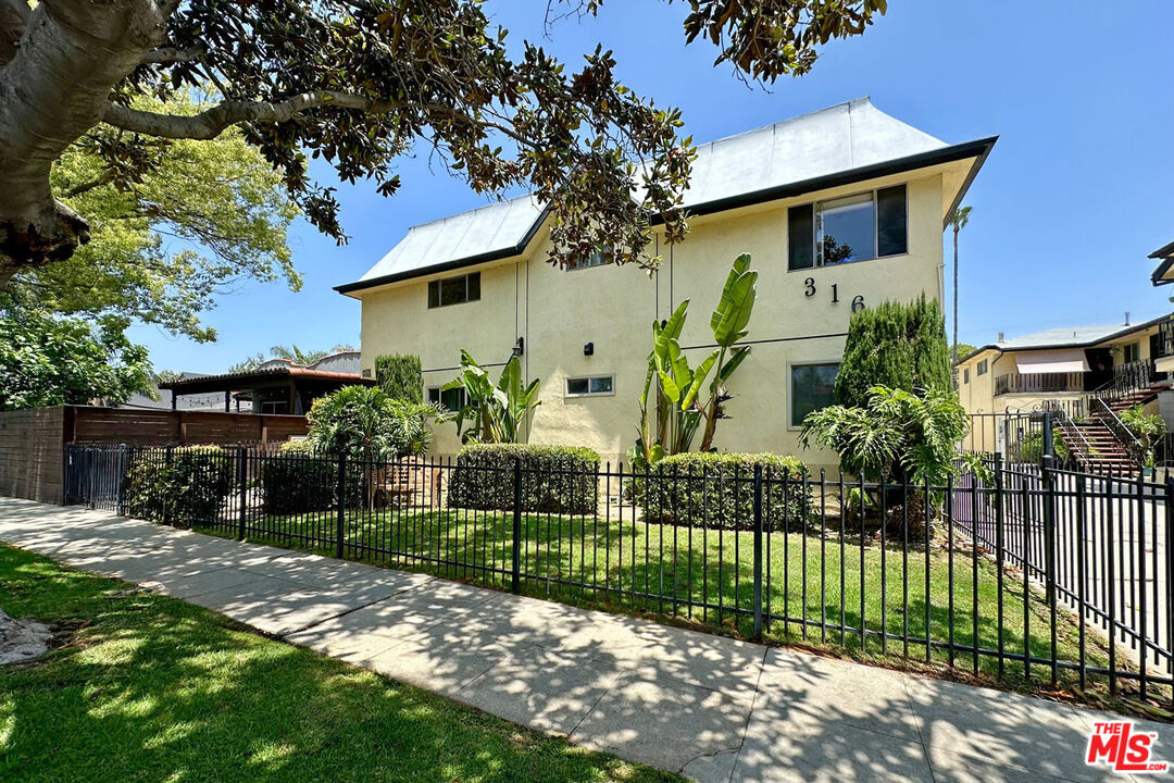 Property Photo:  3161 Perlita Ave, Unit 1  CA 90039 