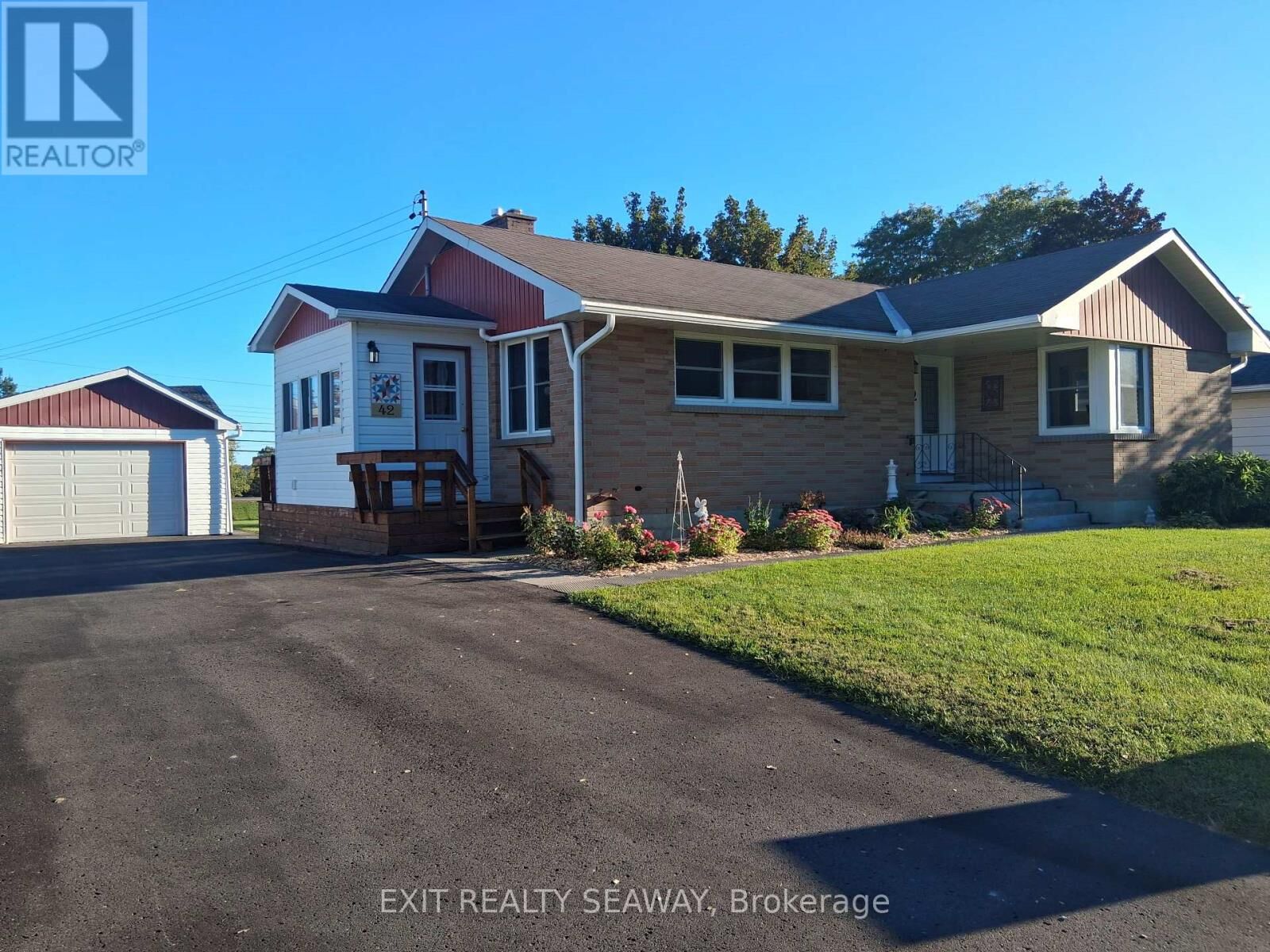 Property Photo:  42 Santa Cruz Drive  ON K0C 1M0 