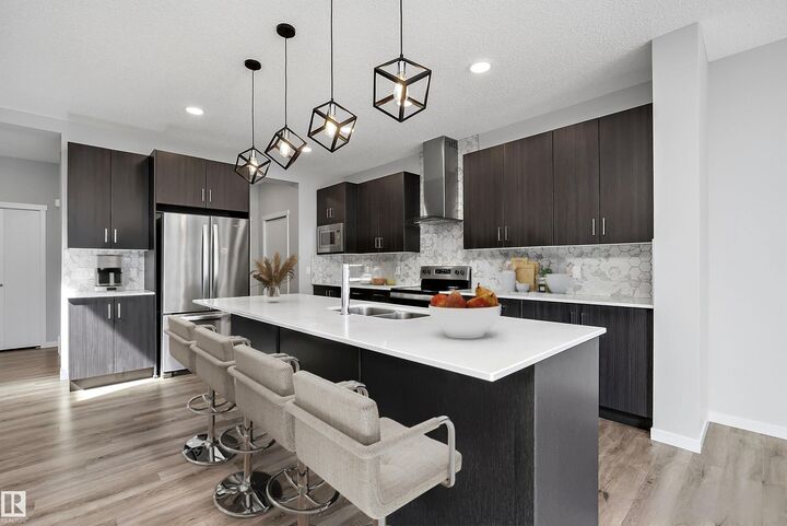 Photo de la propriété:  9227 223 Street NW  AB T5T 7M1 